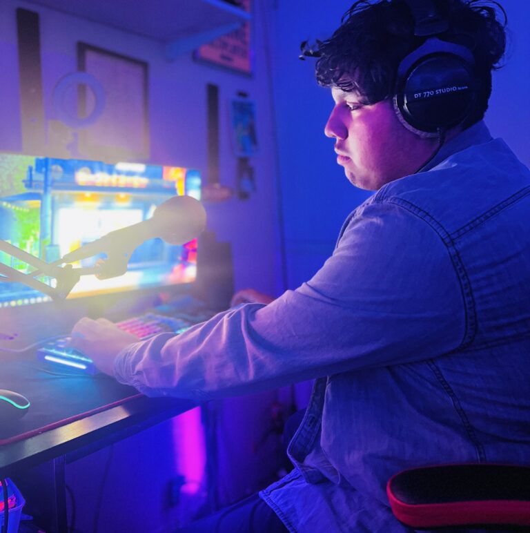 Tech support helping with software troubleshooting